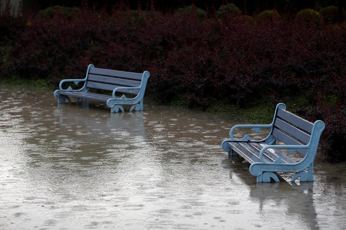 Ankara'da sağanak: Araçlar mahsur kaldı
