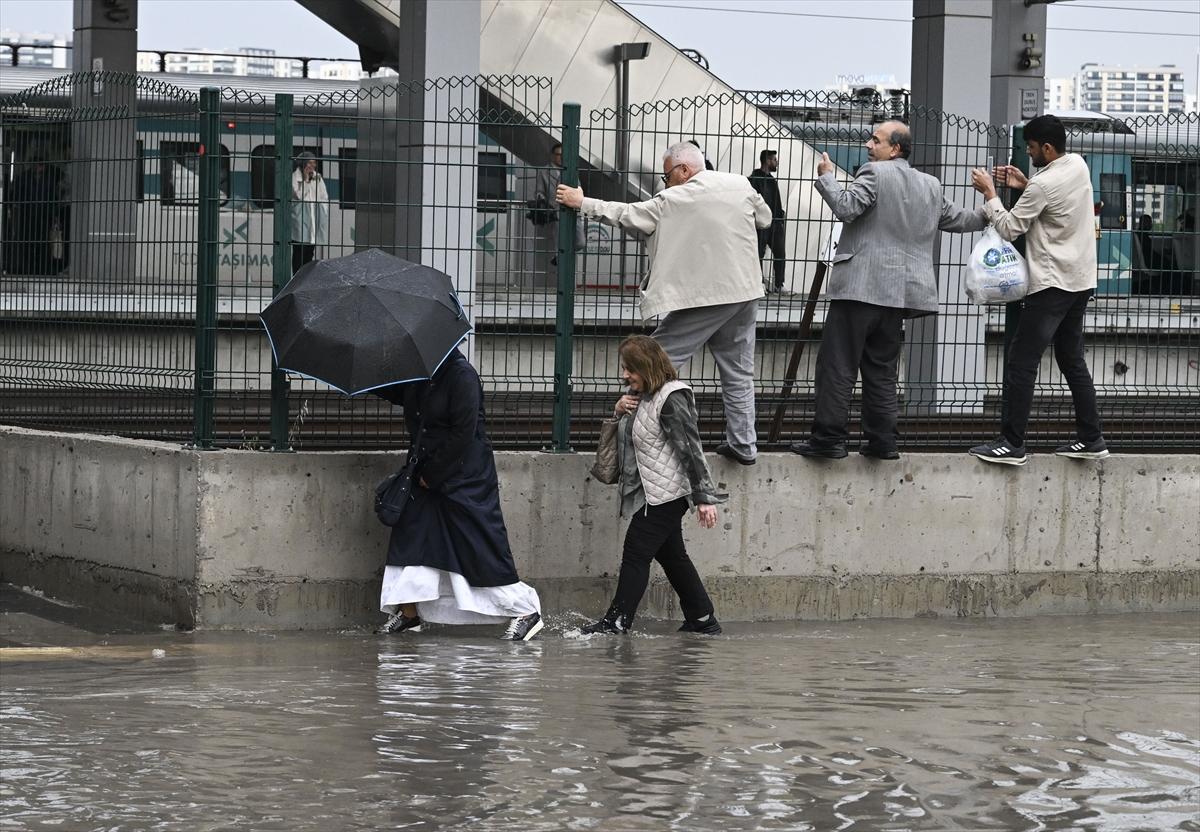 Ankara'da sağanak: Araçlar mahsur kaldı