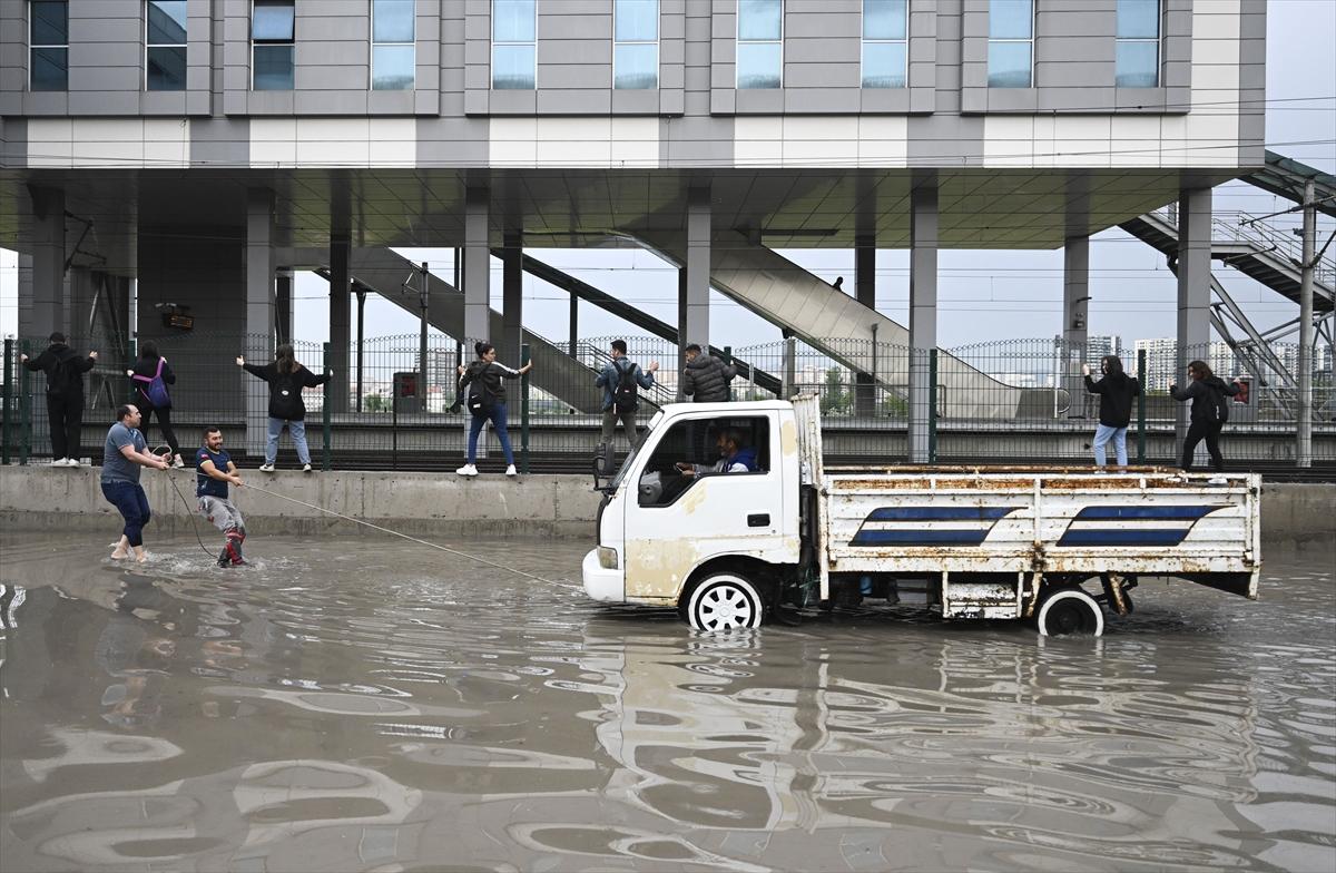Ankara'da sağanak: Araçlar mahsur kaldı