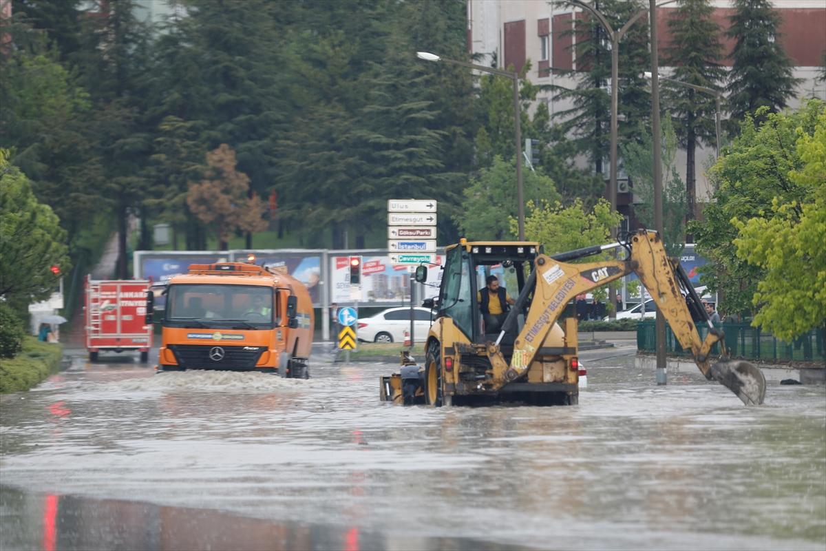 Ankara'da sağanak: Araçlar mahsur kaldı