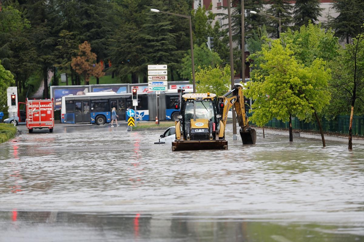 Ankara'da sağanak: Araçlar mahsur kaldı
