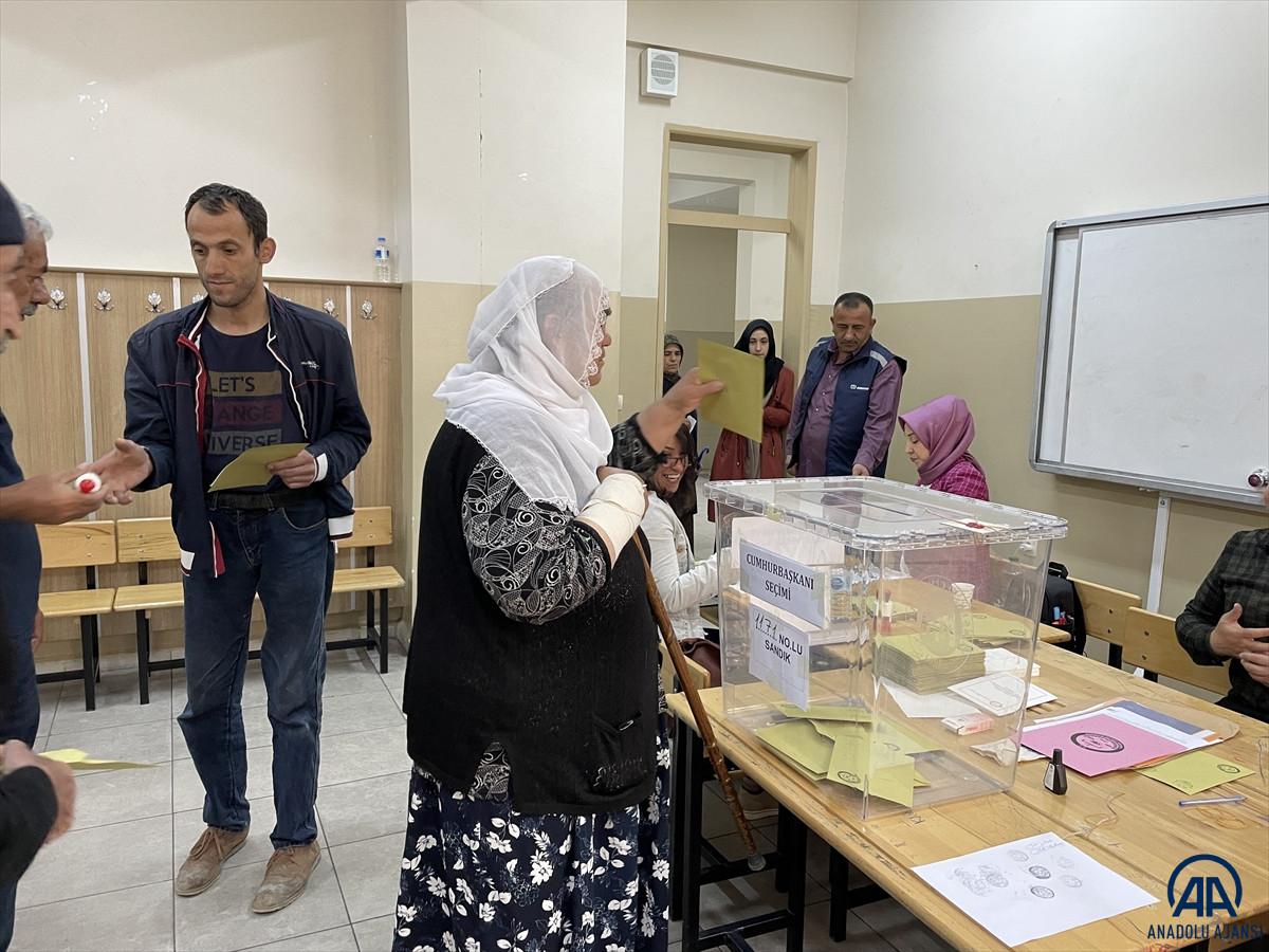 Türkiye genelinde oy kullanma işlemi başladı