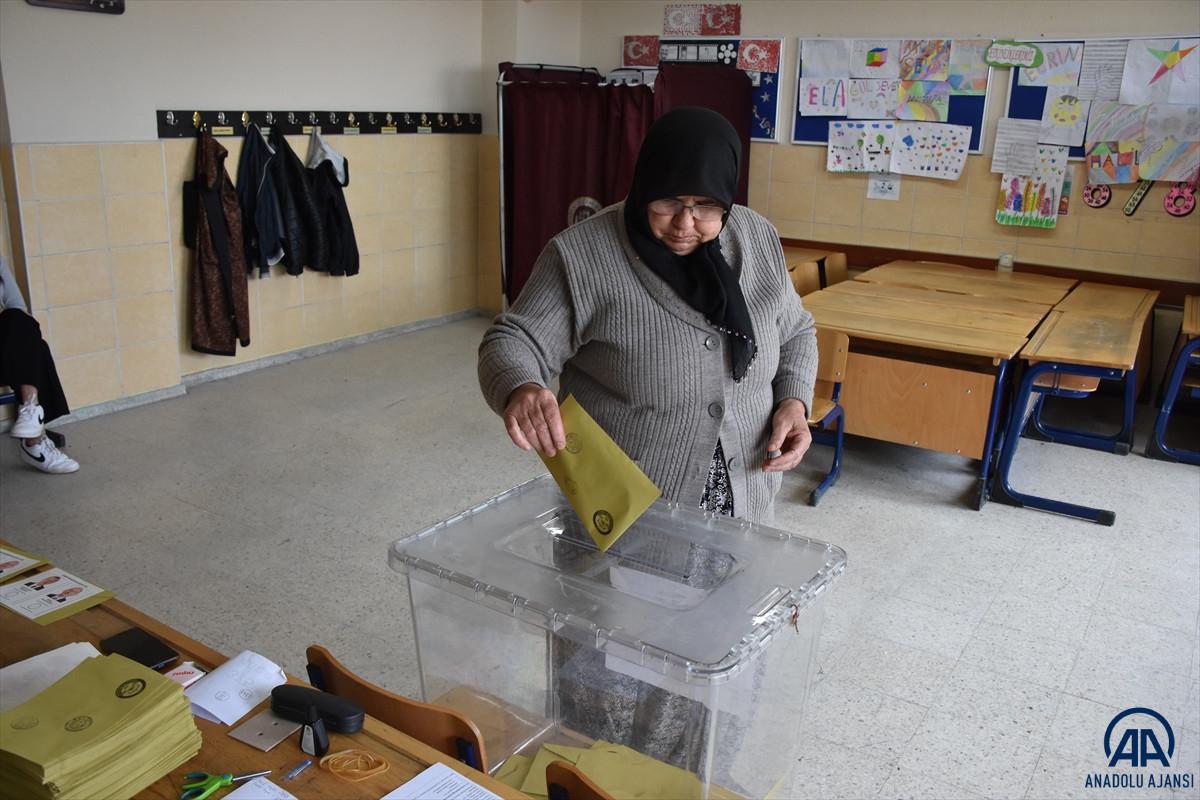Türkiye genelinde oy kullanma işlemi başladı