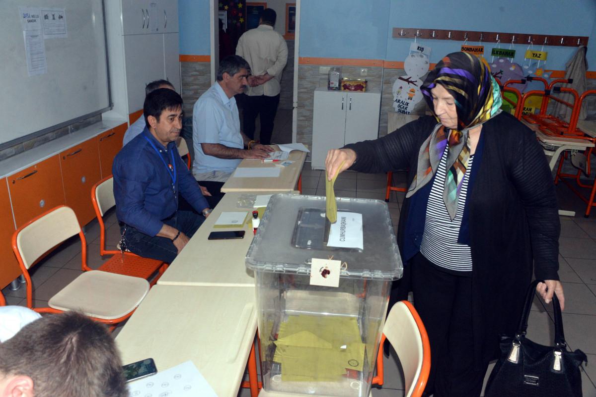 Türkiye genelinde oy kullanma işlemi başladı