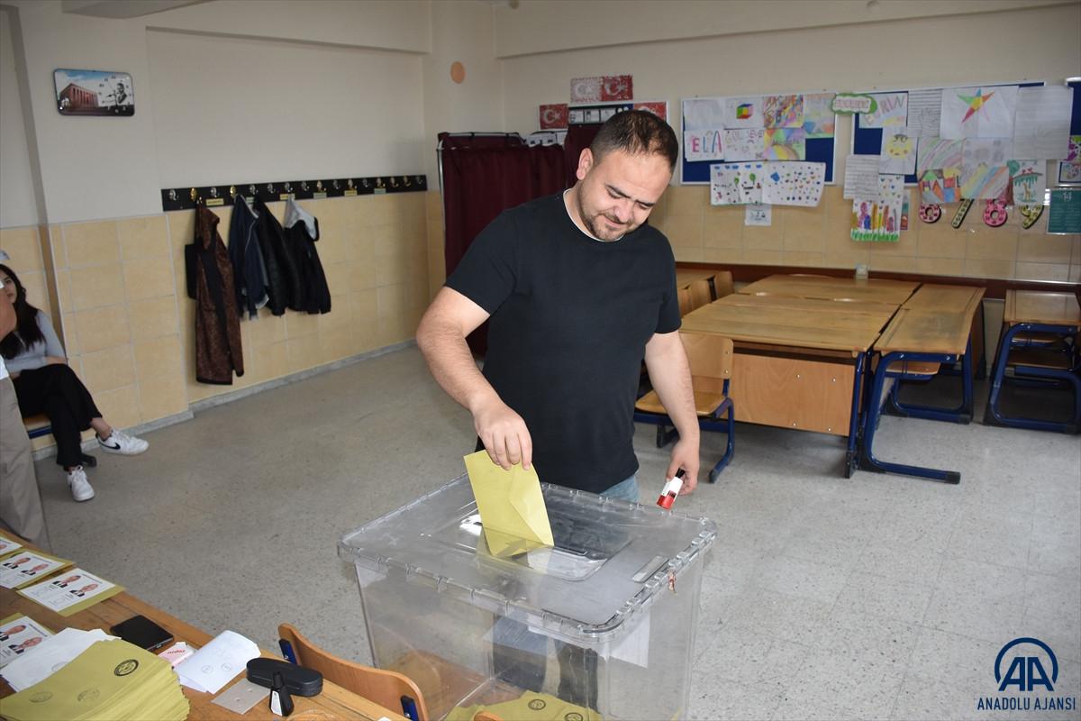 Türkiye genelinde oy kullanma işlemi başladı