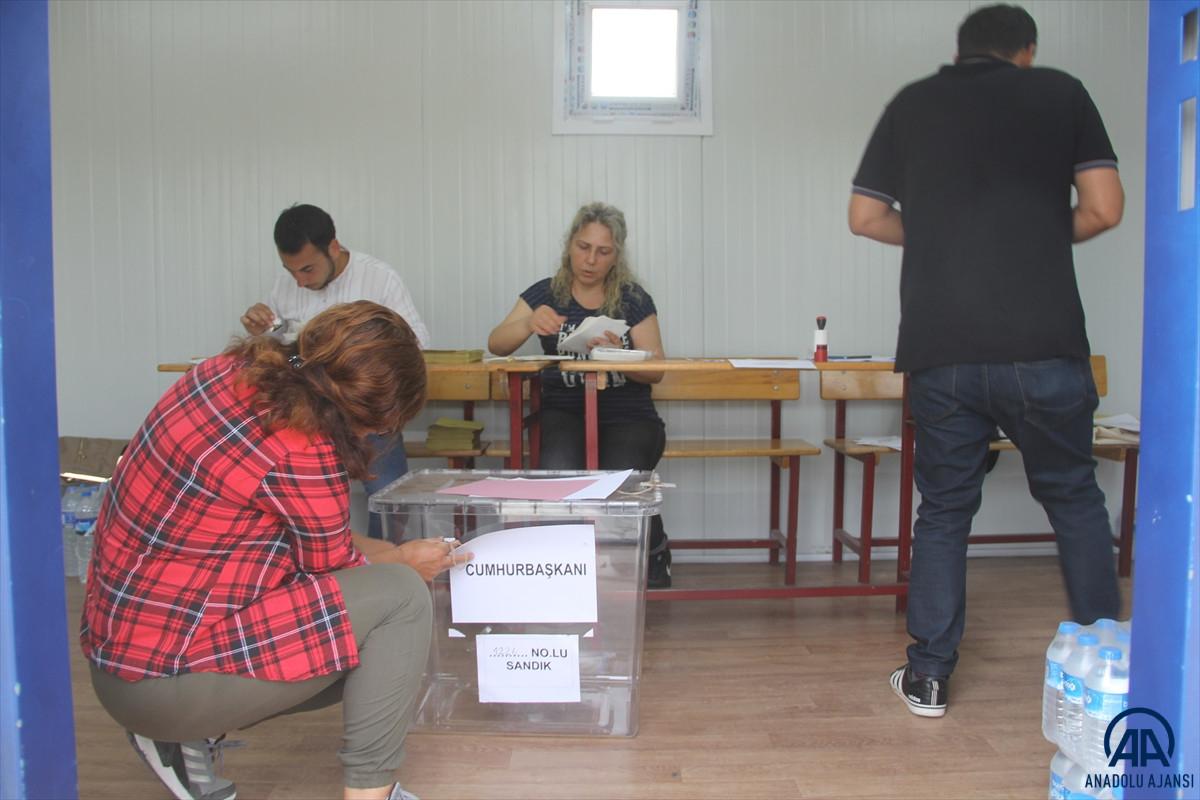 Türkiye genelinde oy kullanma işlemi başladı