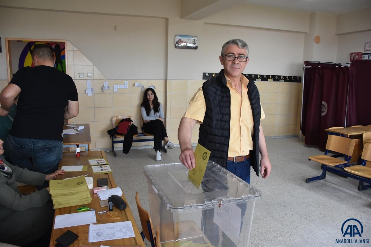 Türkiye genelinde oy kullanma işlemi başladı