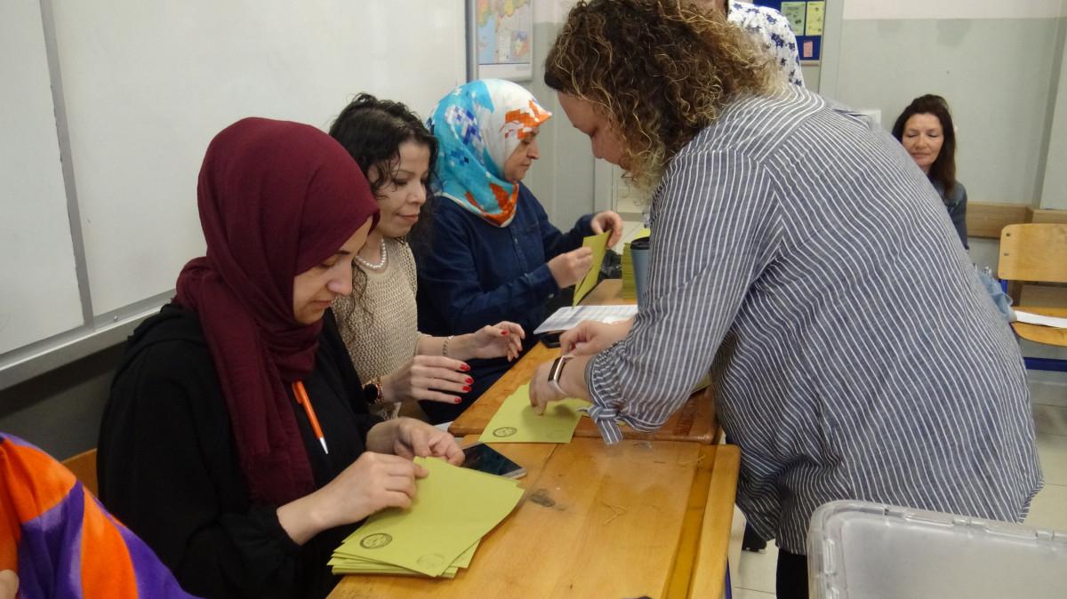Türkiye genelinde oy kullanma işlemi başladı