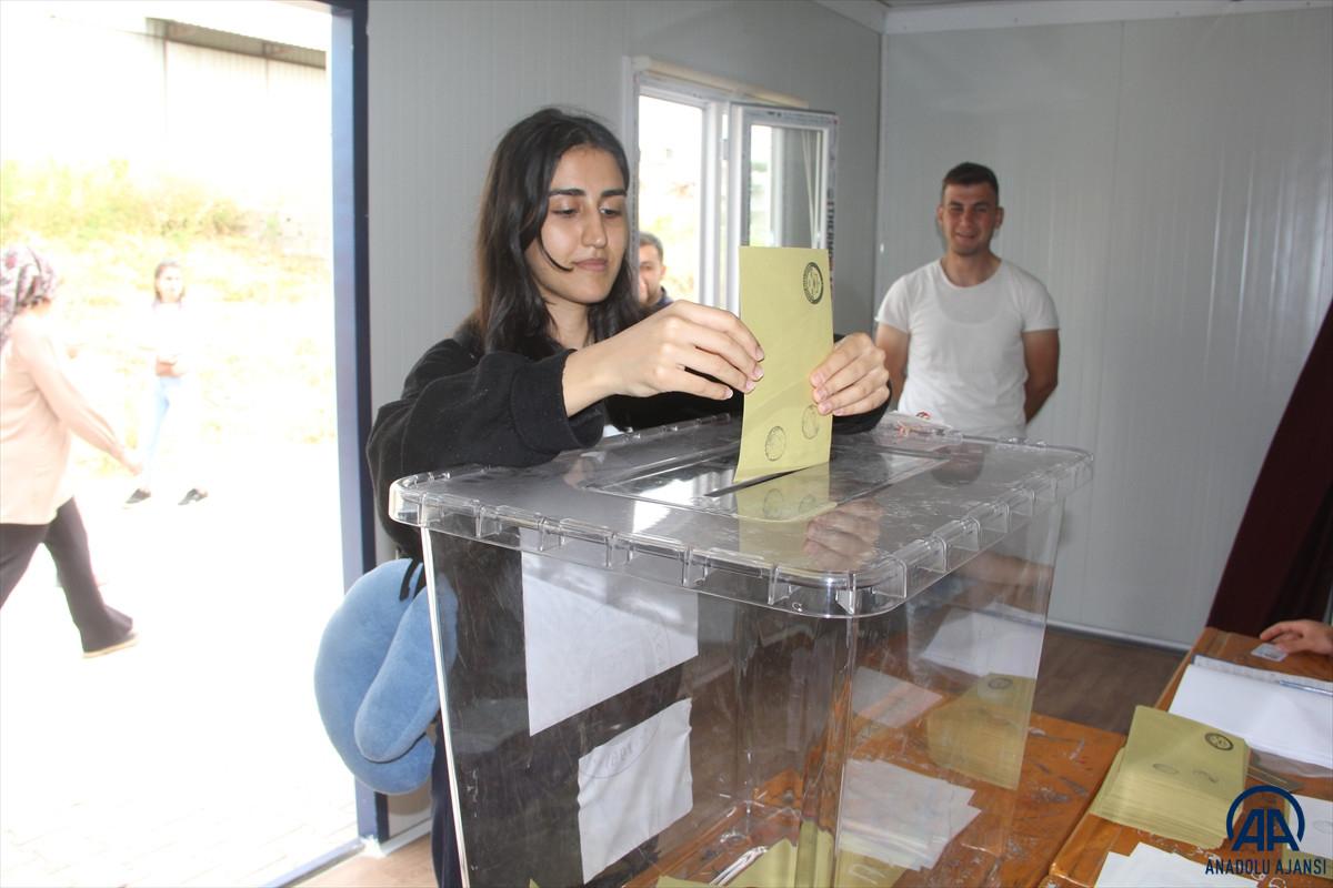 Türkiye genelinde oy kullanma işlemi başladı