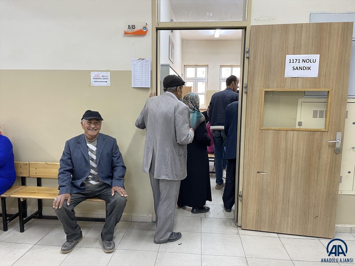 Türkiye genelinde oy kullanma işlemi başladı