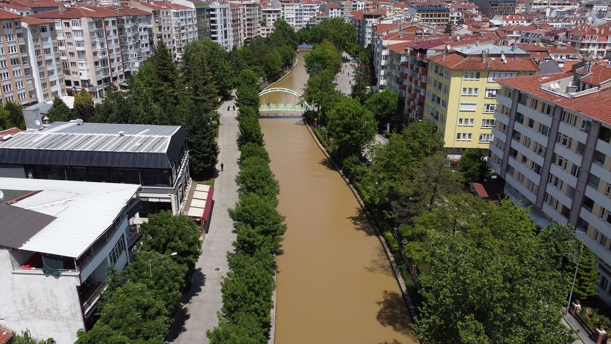 Porsuk çayının rengi maviden kahverengiye döndü