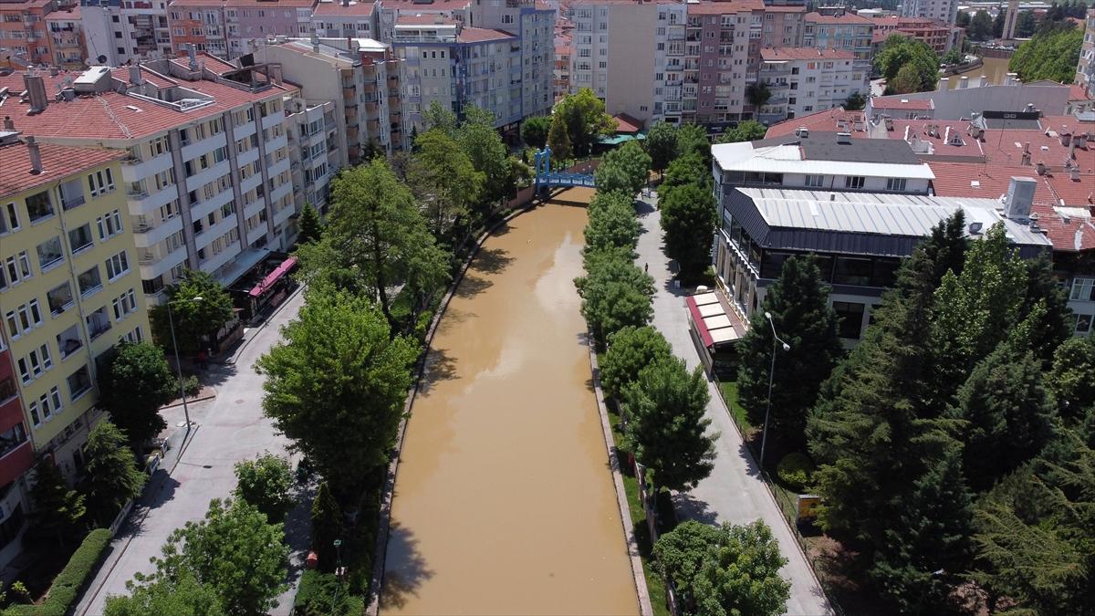 Porsuk çayının rengi maviden kahverengiye döndü