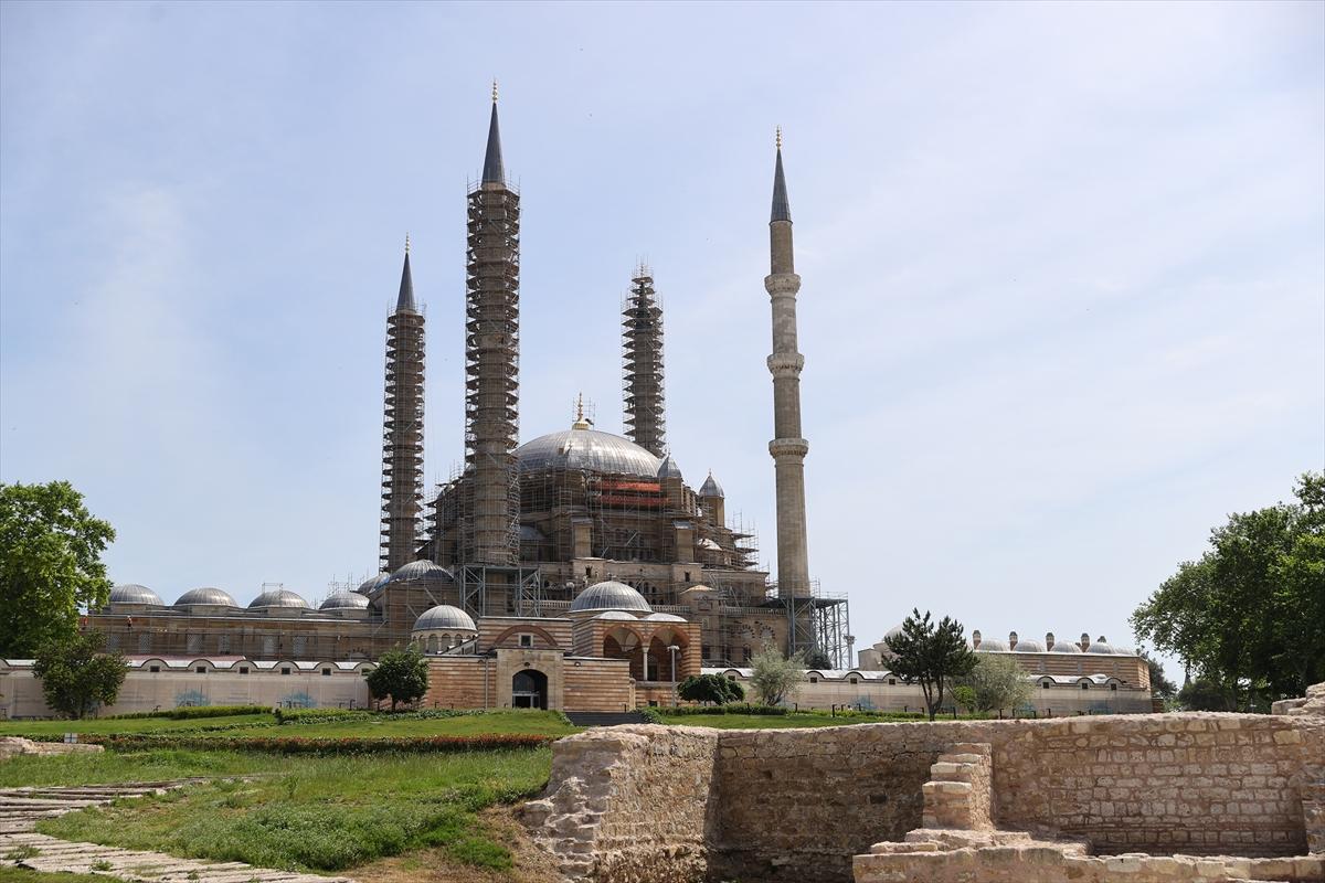 Selimiye'nin ana kubbe alemi yerleştirildi