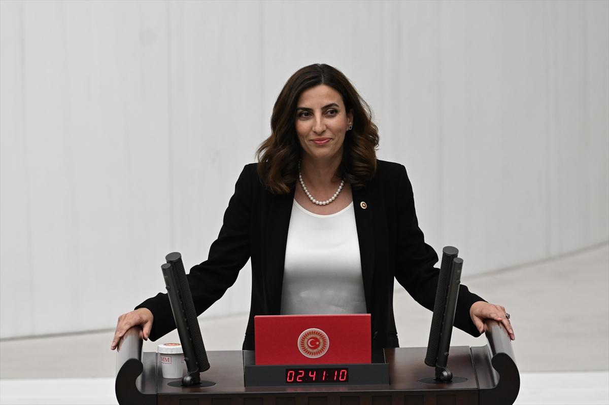 Yemin töreninde kadın vekillerin şıklık yarışı