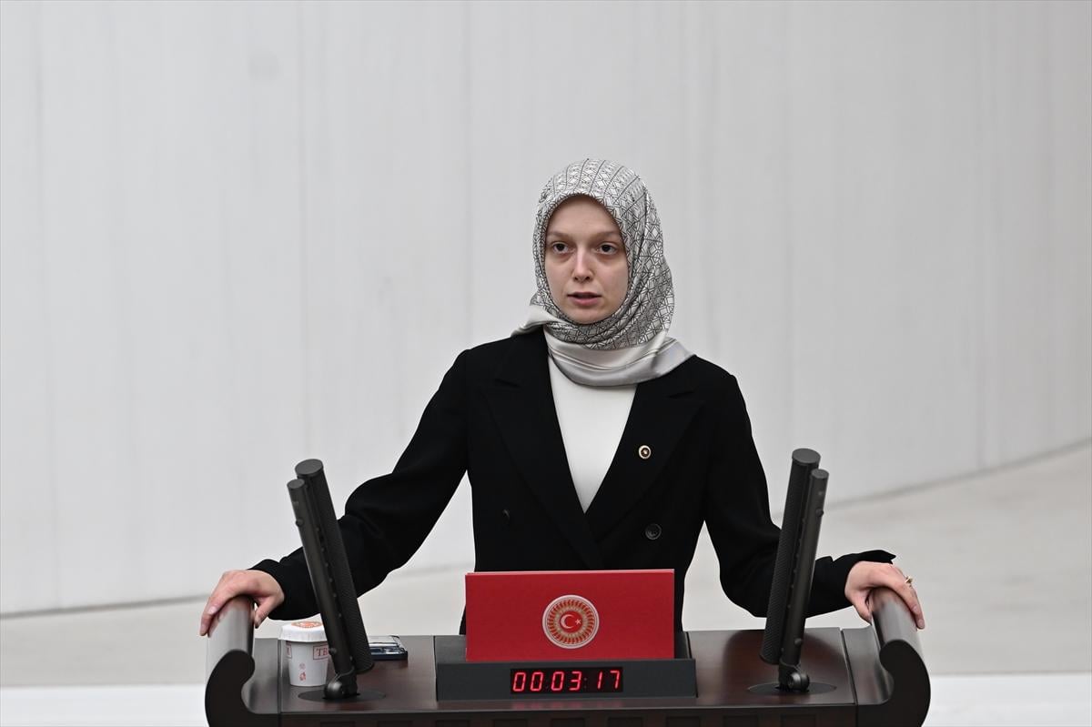 Yemin töreninde kadın vekillerin şıklık yarışı