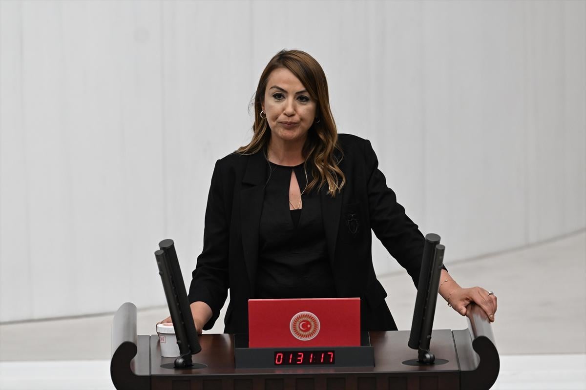 Yemin töreninde kadın vekillerin şıklık yarışı