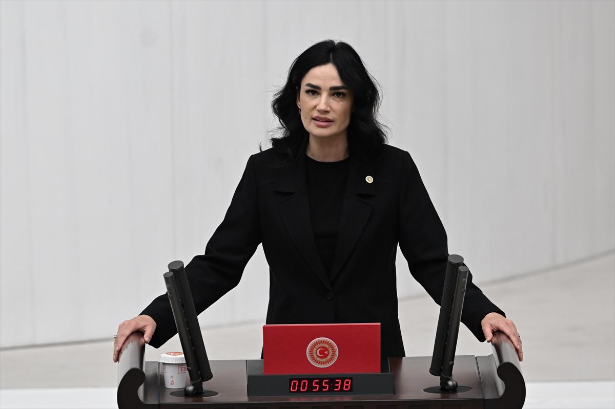 Yemin töreninde kadın vekillerin şıklık yarışı