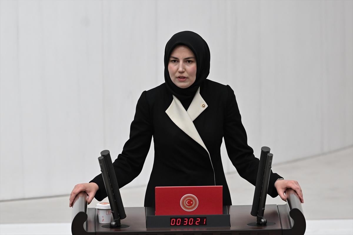 Yemin töreninde kadın vekillerin şıklık yarışı