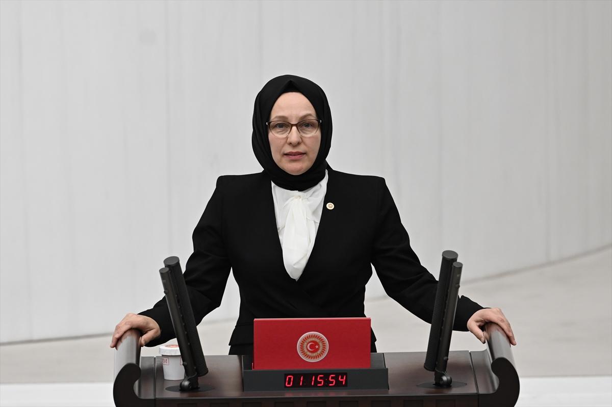 Yemin töreninde kadın vekillerin şıklık yarışı