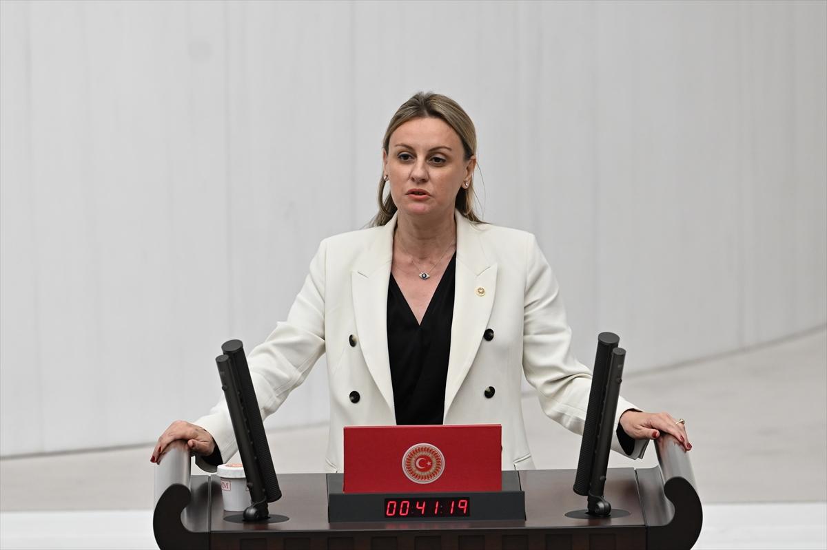 Yemin töreninde kadın vekillerin şıklık yarışı