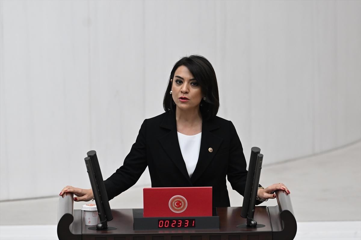 Yemin töreninde kadın vekillerin şıklık yarışı