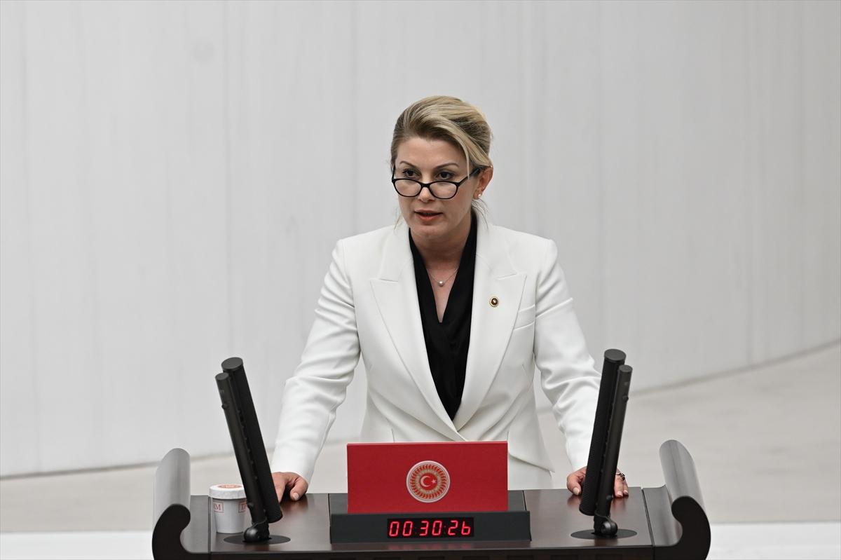 Yemin töreninde kadın vekillerin şıklık yarışı