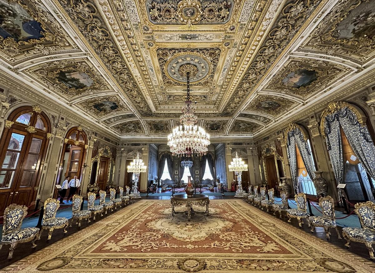 Dolmabahçe Sarayı 167 yıl önce kapılarını açtı