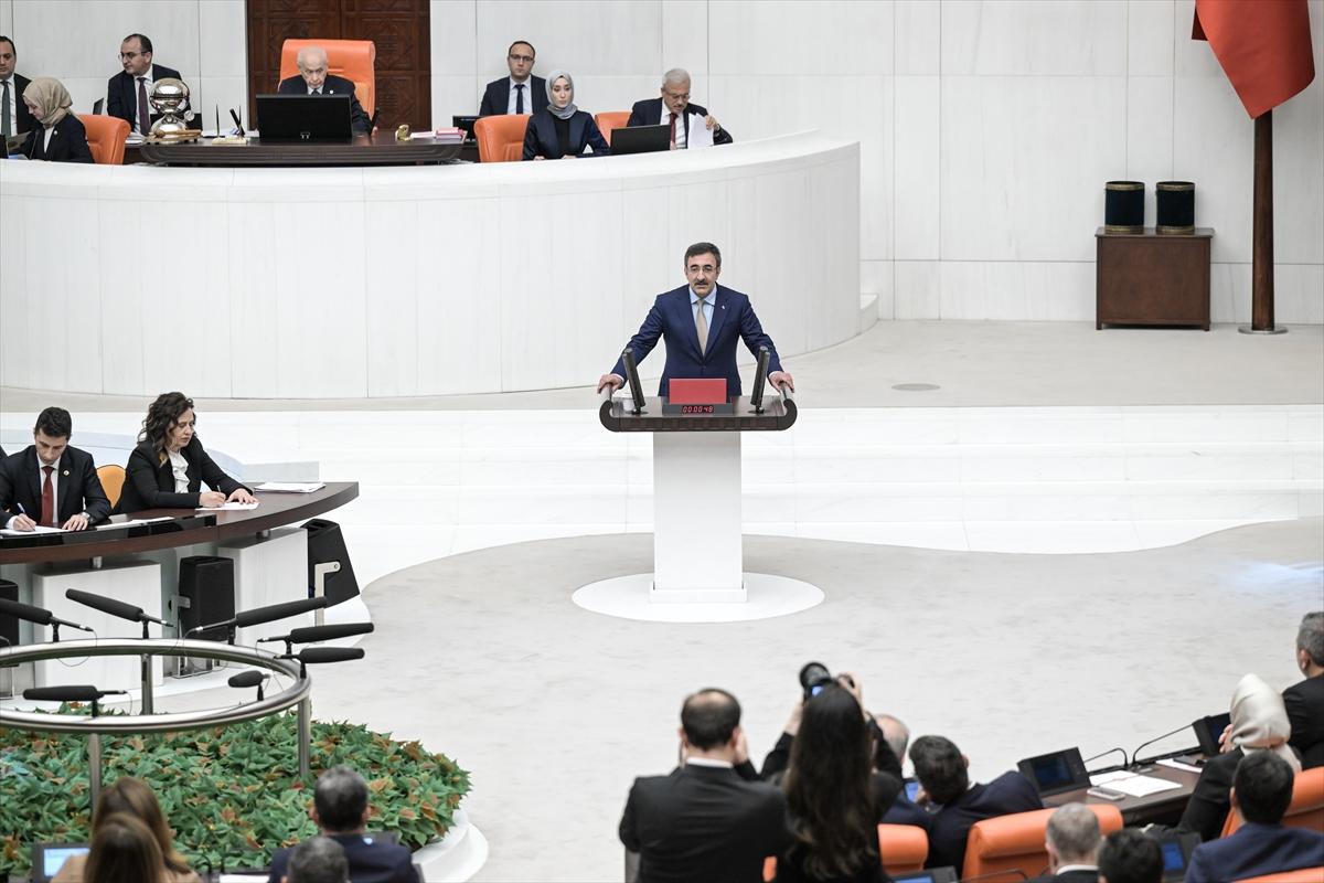 Milletvekilleri ve yeni kabine üyelerinin Meclis'teki yemin töreninden kareler