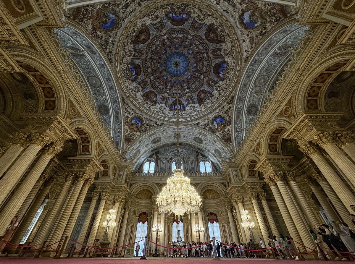 Dolmabahçe Sarayı 167 yıl önce kapılarını açtı