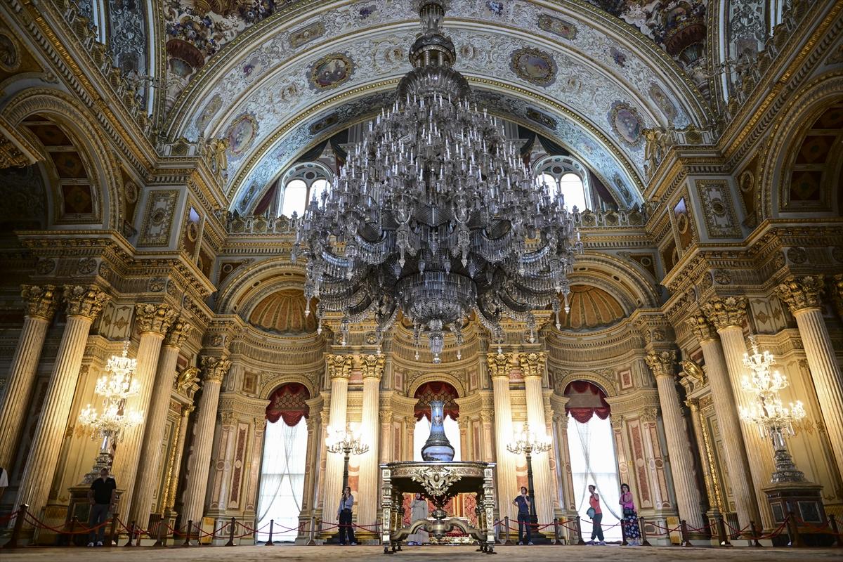 Dolmabahçe Sarayı 167 yıl önce kapılarını açtı