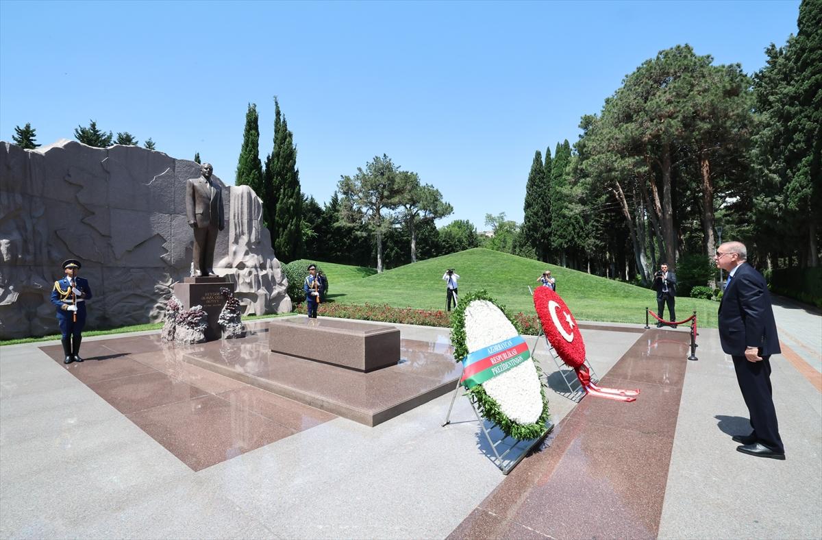 Recep Tayyip Erdoğan Bakü'de resmi törenle karşılandı