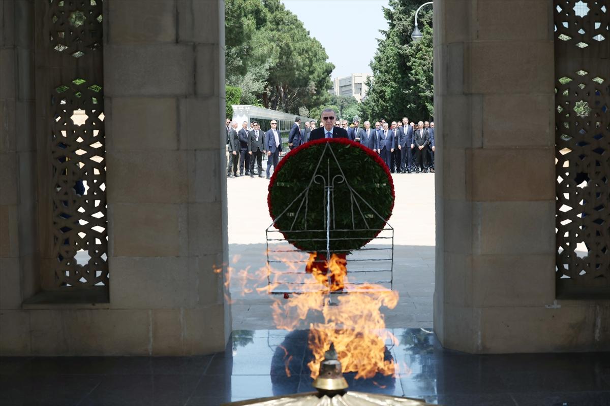 Recep Tayyip Erdoğan Bakü'de resmi törenle karşılandı