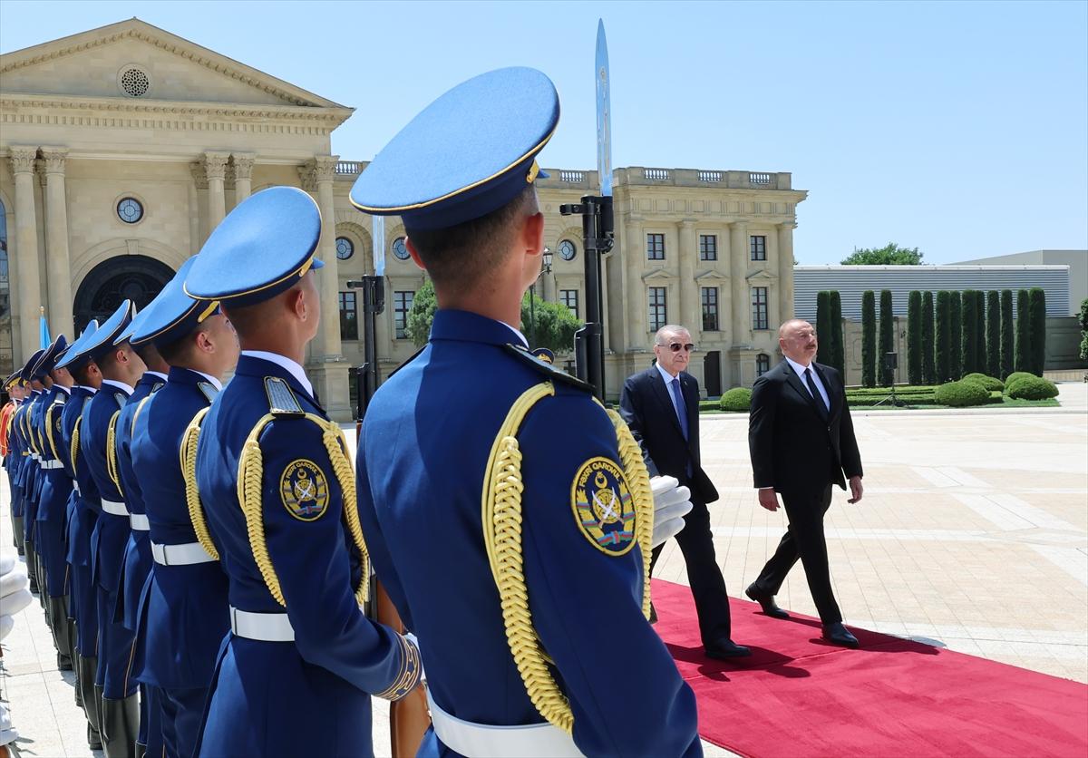 Recep Tayyip Erdoğan Bakü'de resmi törenle karşılandı
