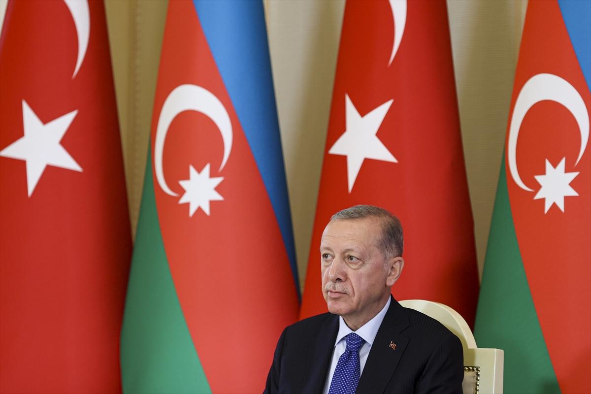 Recep Tayyip Erdoğan Bakü'de resmi törenle karşılandı