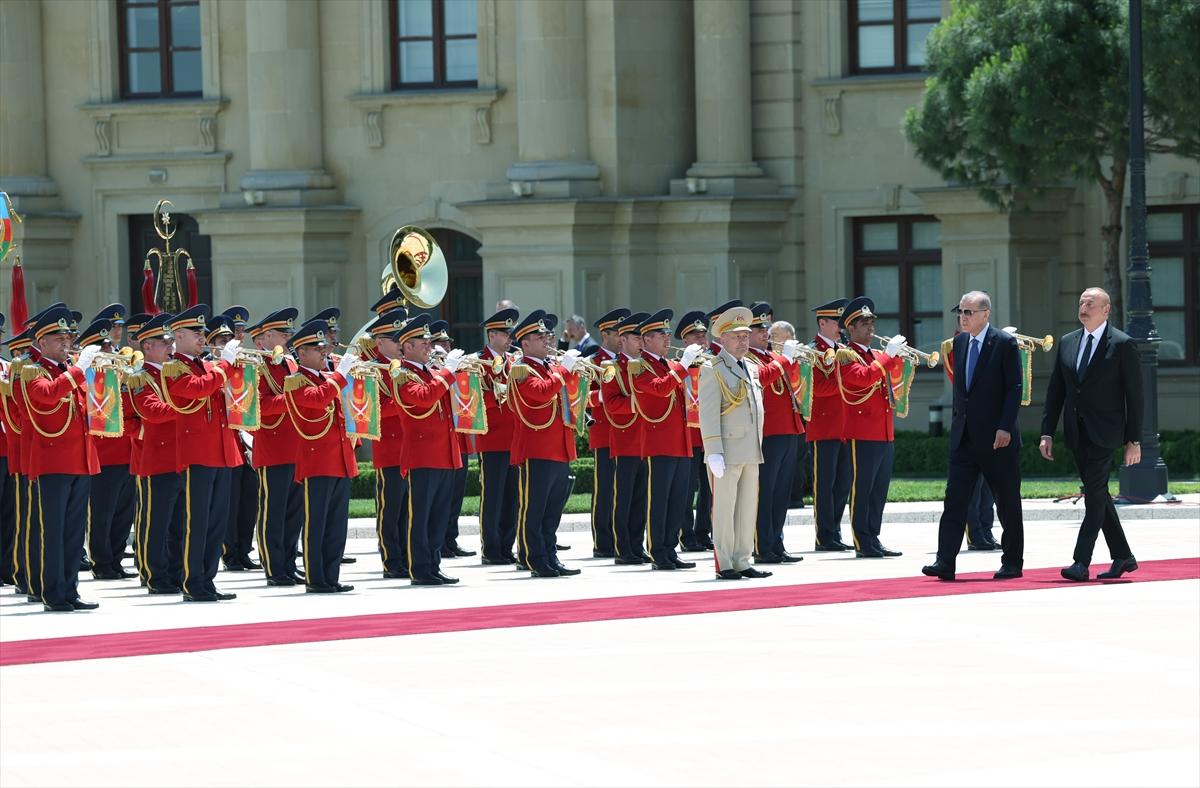 Recep Tayyip Erdoğan Bakü'de resmi törenle karşılandı