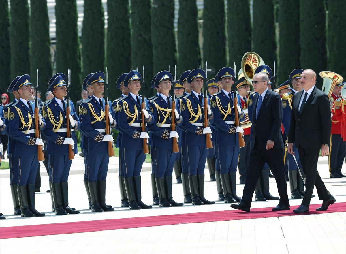 Recep Tayyip Erdoğan Bakü'de resmi törenle karşılandı