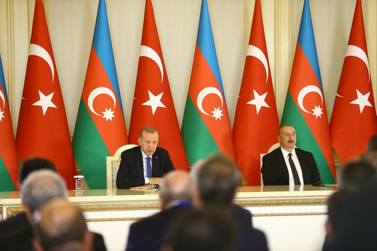 Recep Tayyip Erdoğan Bakü'de resmi törenle karşılandı