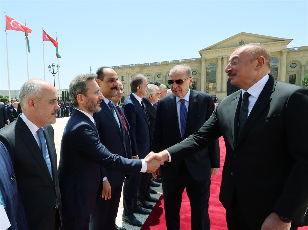 Recep Tayyip Erdoğan Bakü'de resmi törenle karşılandı