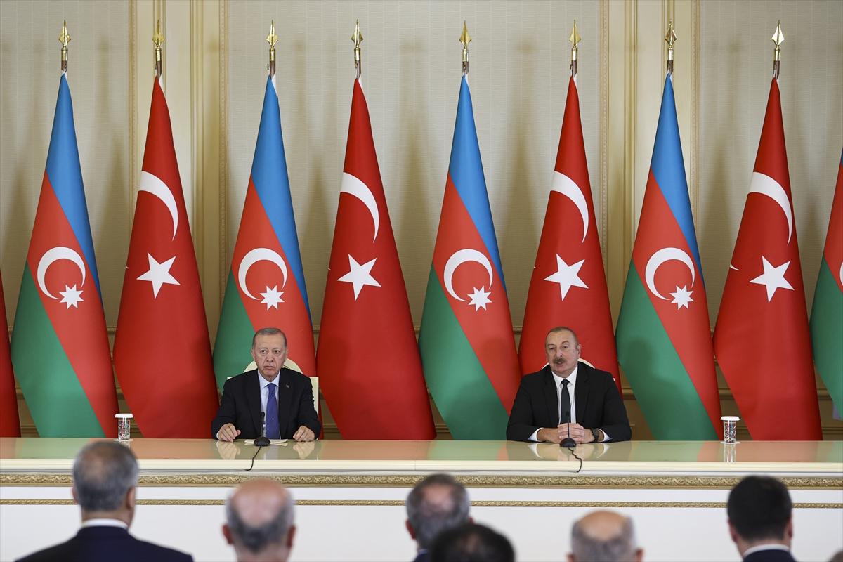 Recep Tayyip Erdoğan Bakü'de resmi törenle karşılandı