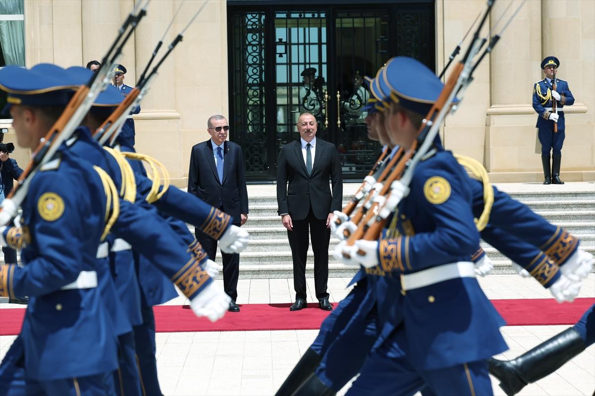Recep Tayyip Erdoğan Bakü'de resmi törenle karşılandı