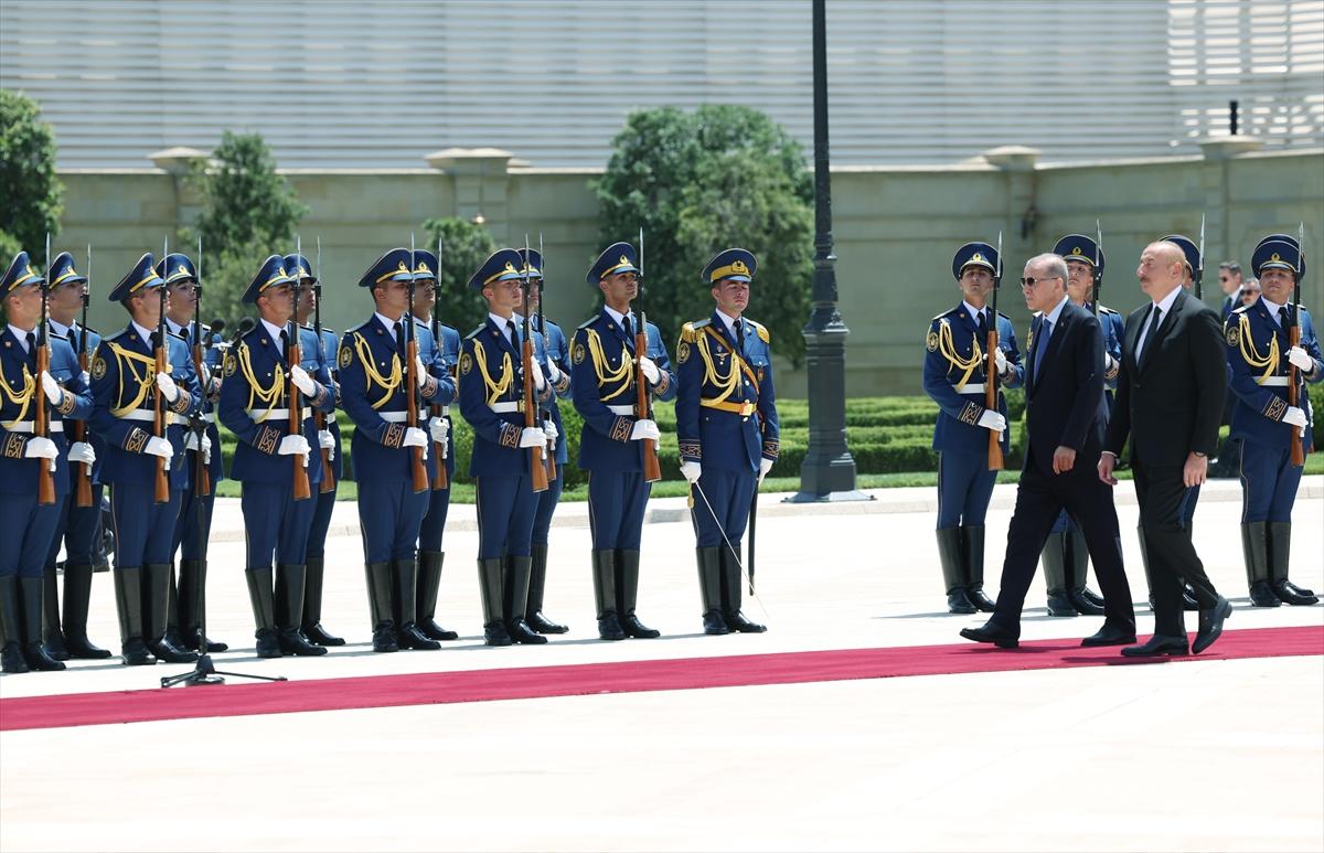 Recep Tayyip Erdoğan Bakü'de resmi törenle karşılandı