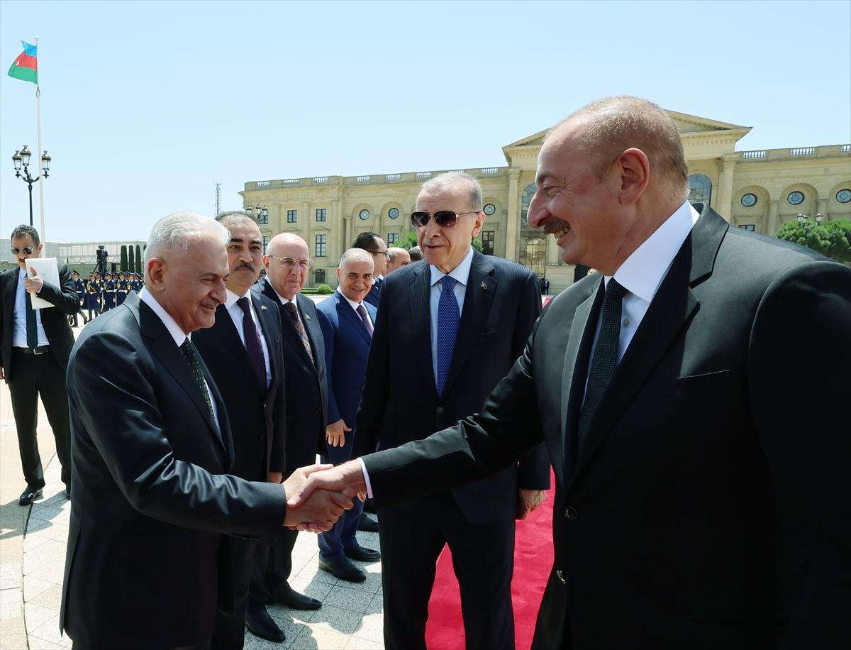 Recep Tayyip Erdoğan Bakü'de resmi törenle karşılandı