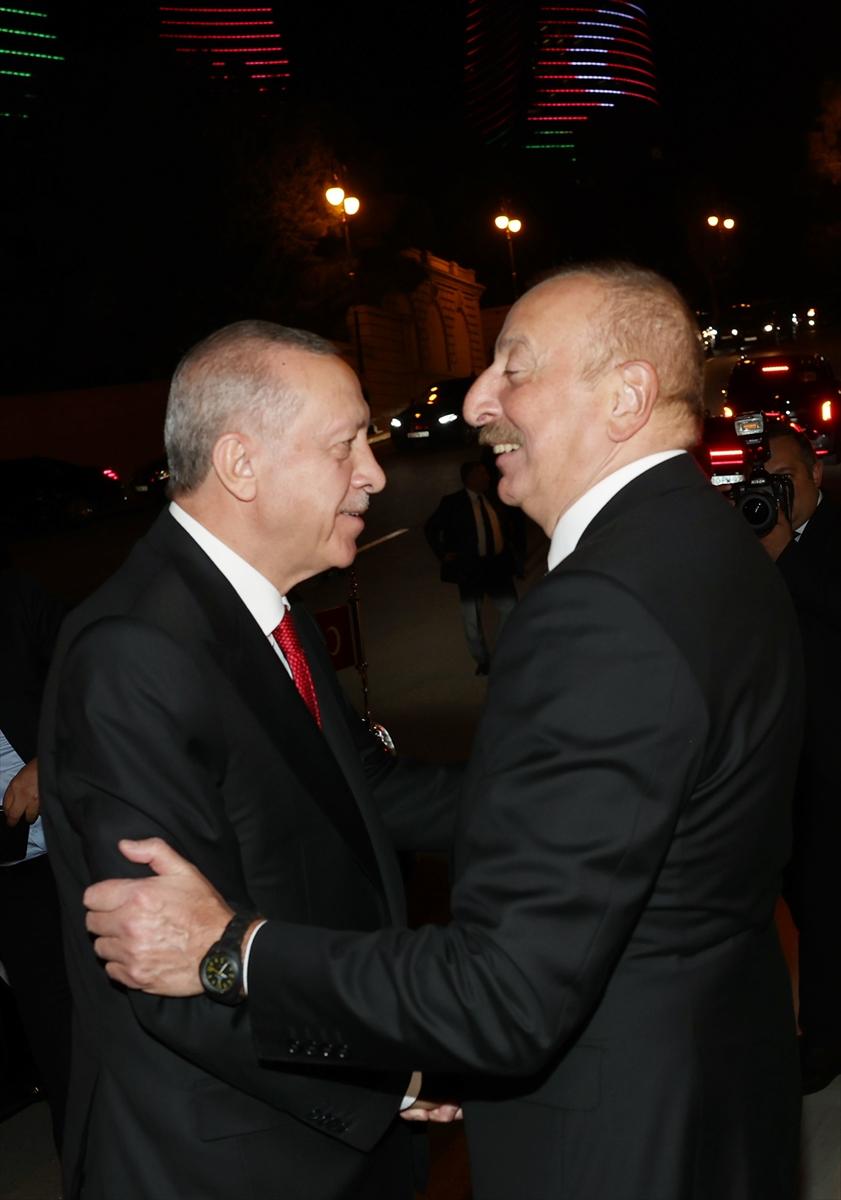 Recep Tayyip Erdoğan Bakü'de resmi törenle karşılandı