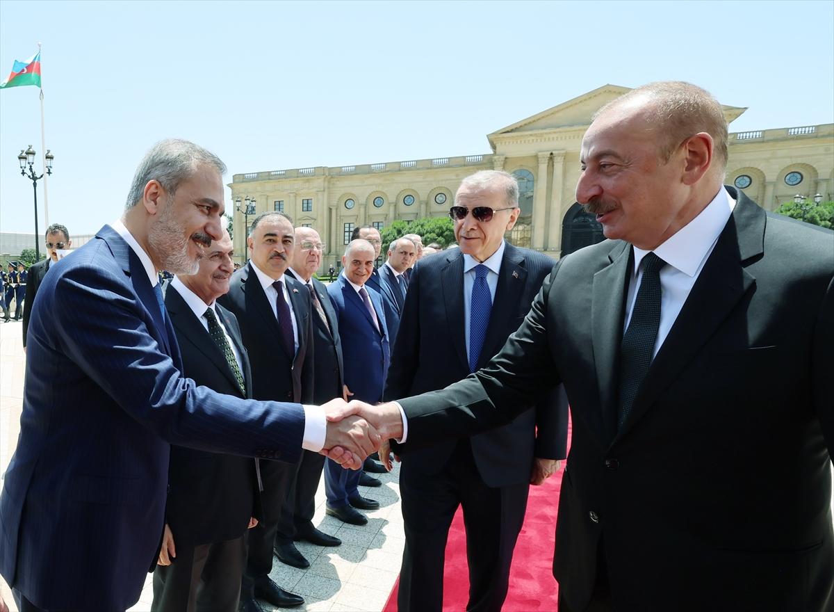 Recep Tayyip Erdoğan Bakü'de resmi törenle karşılandı