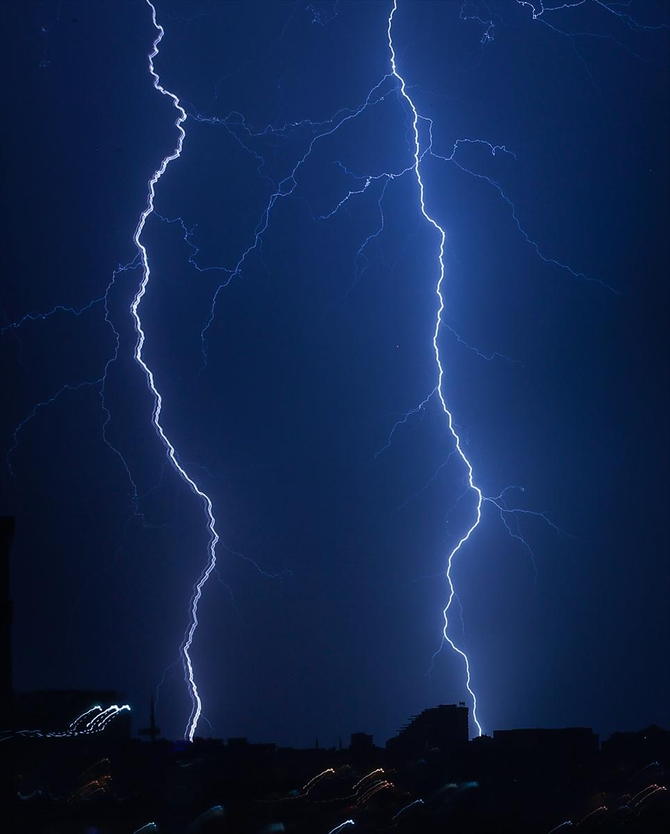 İstanbul'da şimseklerin ışığı tüm kenti sardı