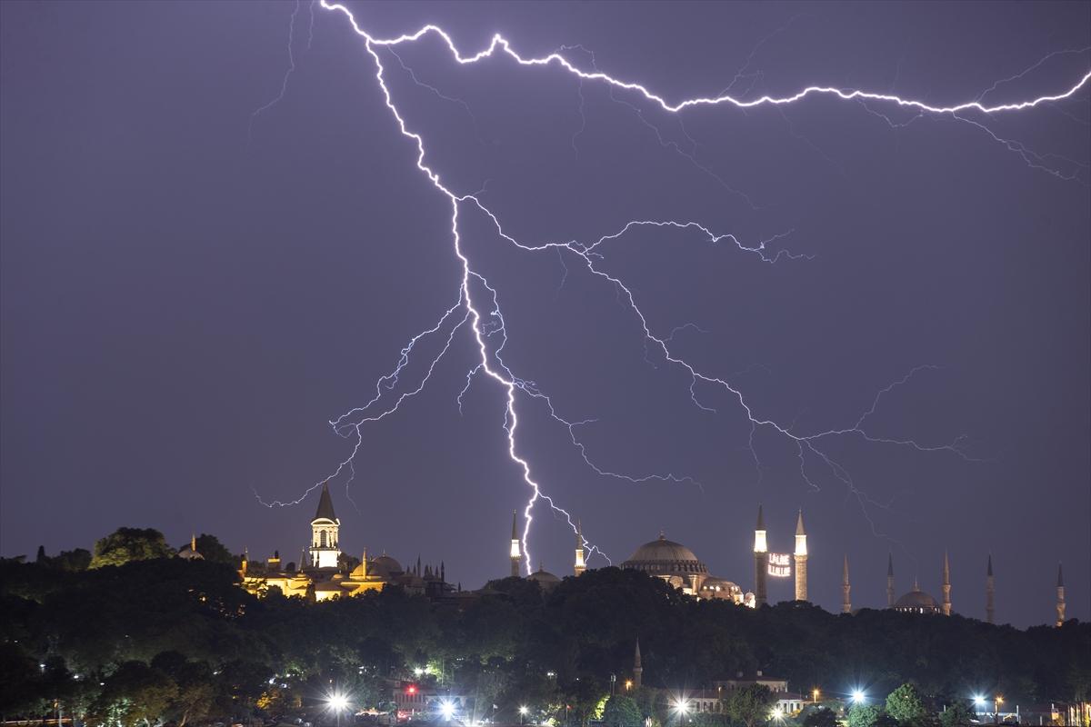 İstanbul'da şimseklerin ışığı tüm kenti sardı