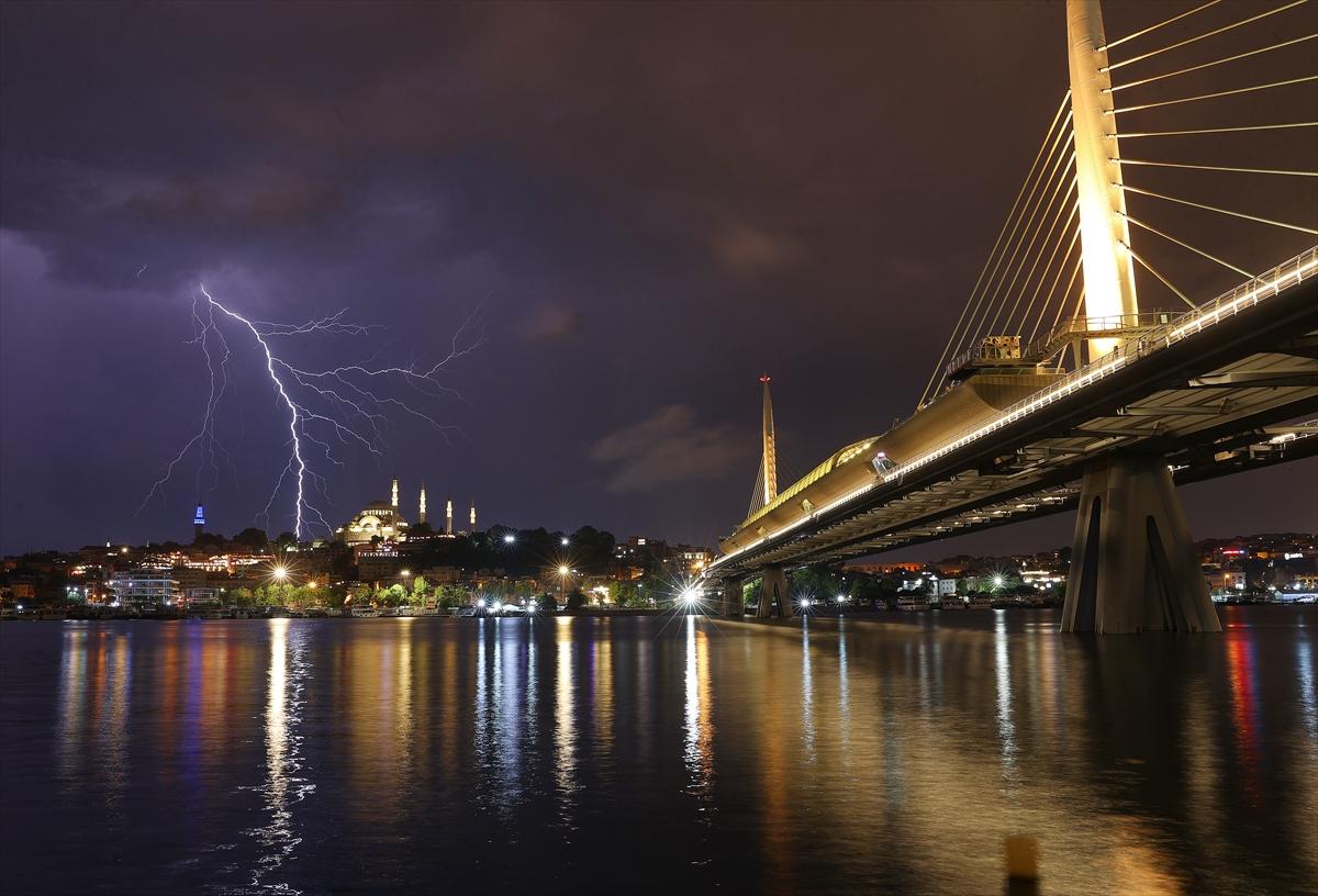 İstanbul'da şimseklerin ışığı tüm kenti sardı