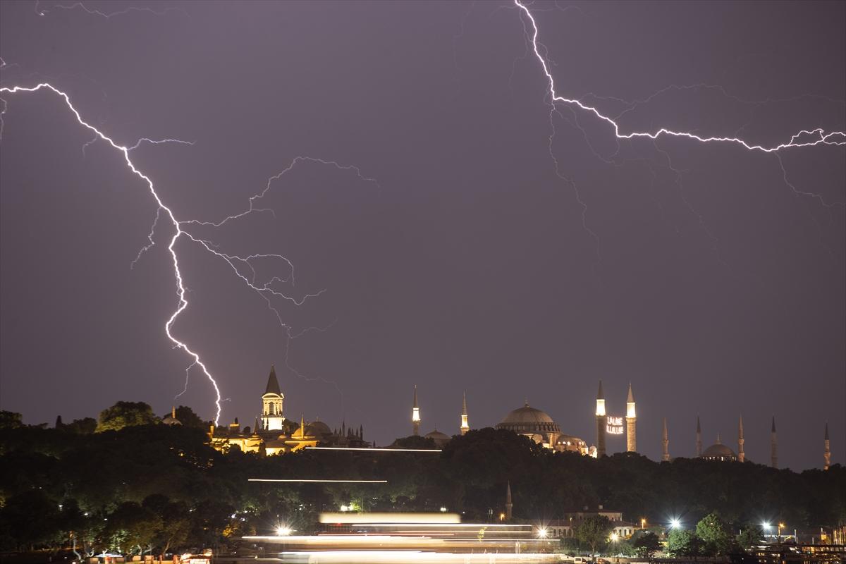 İstanbul'da şimseklerin ışığı tüm kenti sardı