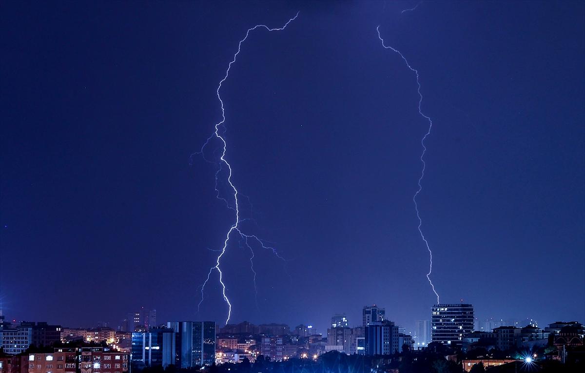 İstanbul'da şimseklerin ışığı tüm kenti sardı