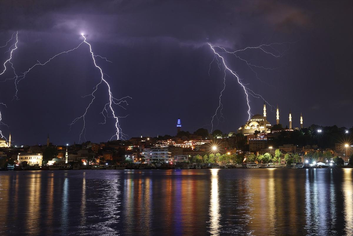 İstanbul'da şimseklerin ışığı tüm kenti sardı